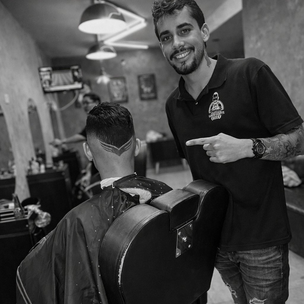 Corte sendo feito na Barbearia Luan Corts